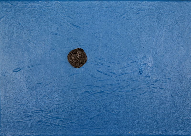 toni font - pollensa - 2016 punt negre damunt blau pintura vinílica sobre tela 35x24,5
